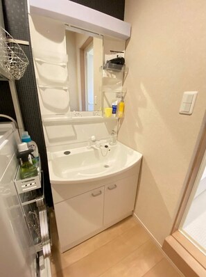 Een haardroger, handdoeken