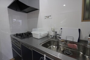 Réfrigérateur, four à micro-ondes, surface de cuisson