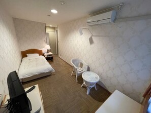 1 bedroom, desk, free WiFi, bed sheets