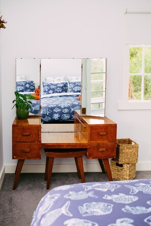 3 bedrooms, desk, iron/ironing board, travel cot