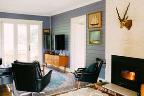 Smart TV, fireplace, music library, stereo