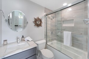 Ensemble douche/baignoire, sèche-cheveux, serviettes fournies