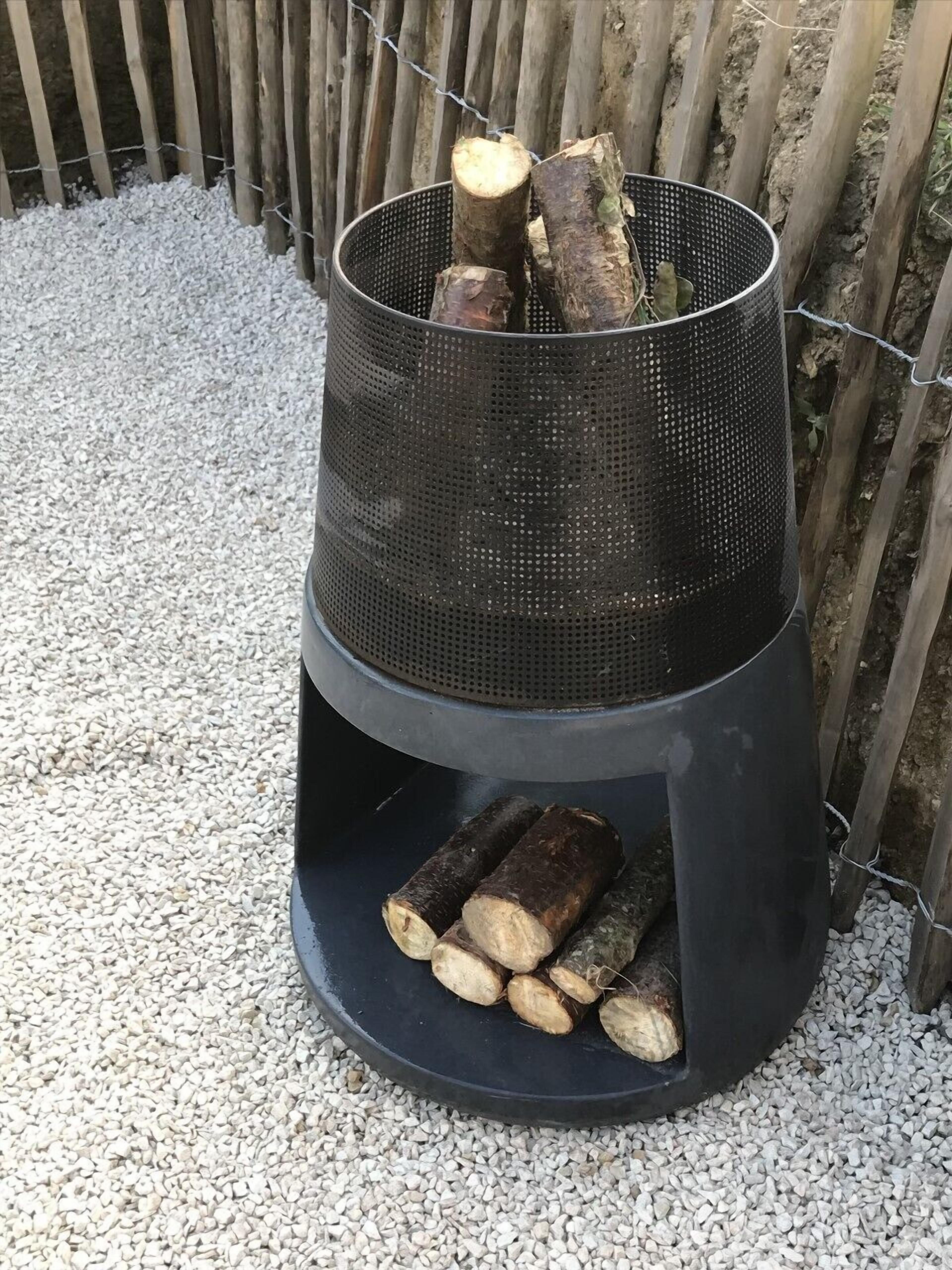 Ein Feuerkorb aus Metall mit Holzscheiten.