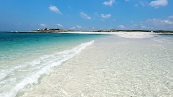 Ubicación cercana a la playa y tumbonas