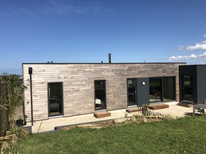 Exterior - La Maison d'Eugénie 2 to 6 pers with jacuzzi sea view, quiet location with large garden. (Goulven)