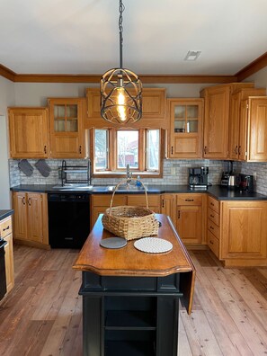 Private kitchen - Bluebird Meadows W/hot Tub and Pool Special (Park Hills)