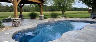 Bluebird Meadows W/hot Tub and Pool Special