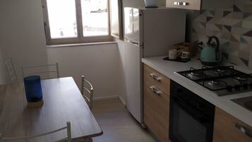 Réfrigérateur, four, plaque de cuisson, cafetiÚre/bouilloire