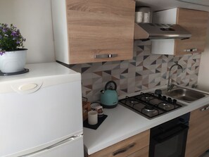 Frigorifero, forno, piano cottura, macchina per tè/caffè