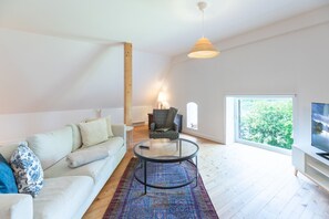 تلفزيون، تنس طاولة، كُتُب، ستيريو