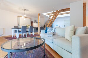 Televisión, tenis de mesa, libros y estéreo 