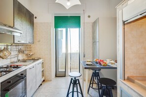 Refrigerador con freezer, horno, placa de cocina, utensilios de cocina