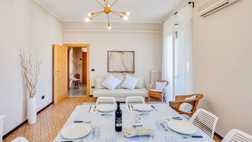 Apartamento | Zona de estar | Televisión de pantalla plana de 32 pulgadas con canales digitales