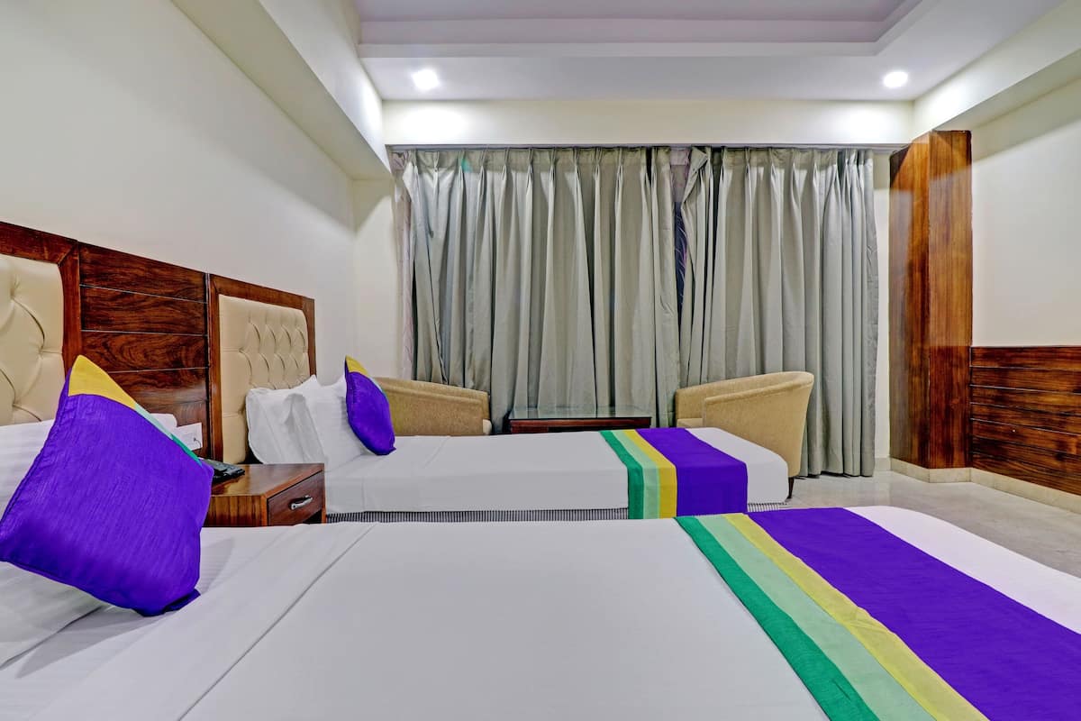 Kamar Double Standar, pemandangan kota | Meja kerja, kedap suara, setrika/meja setrika, dan seprai linen