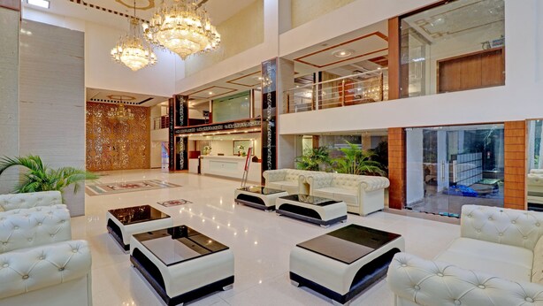 Un vestíbulo amplio con una mesa de recepción, zona de estar y detalles decorativos.