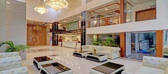 Treebo Premium Pearl Avenue 宴会厅和草坪