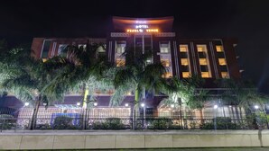 Un hotel con un cartel llamativo que dice "HOTEL PEARL VENUE".