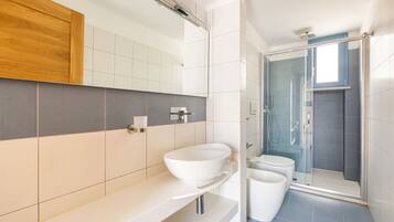 Deluxe Apartment, 2 Bedrooms | Bathroom