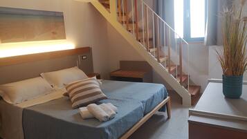 Deluxe-Apartment, 2 Schlafzimmer | Italienische Bettbezüge von Frette, hochwertige Bettwaren, Schreibtisch