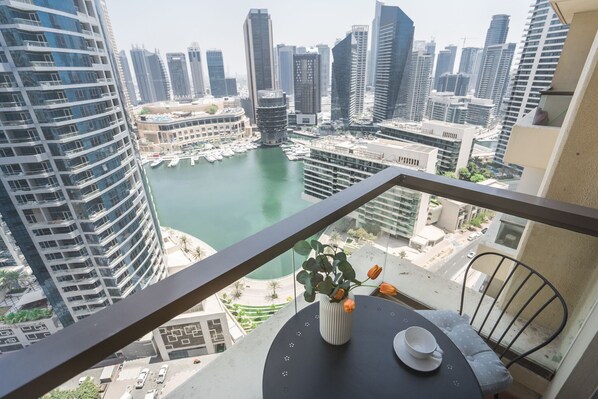 Design Apartment, 1 Bedroom | Balcony view - HiGuests - Bahar 6 (Dubai)