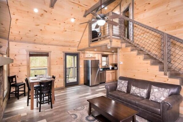 Flat-screen TV, fireplace, video games - Private Oasis, Rustic Cabin with all the Modern Updates (Gatlinburg)