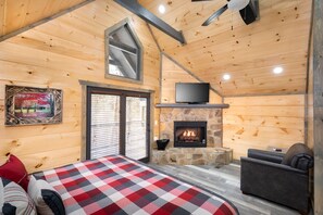Free WiFi, bed sheets - Cozy and Comfortable. Hot tub on your Private Deck. (Gatlinburg)