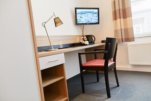 20-inch flat-screen TV with cable channels, TV - Townhouse Düsseldorf (Düsseldorf)