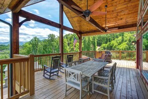 Outdoor dining - Villa Tavia - Beautiful home close to attractions (Gatlinburg)