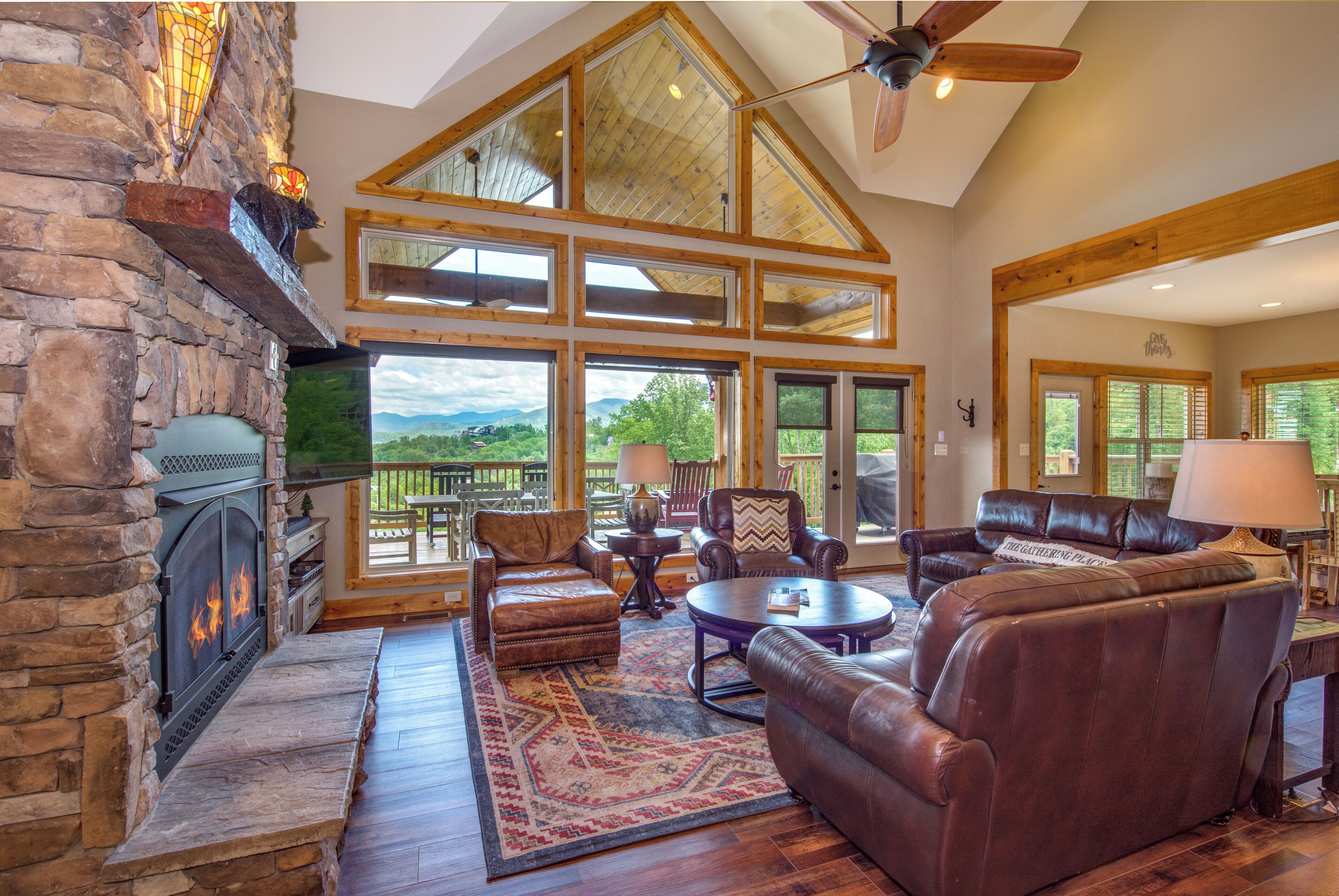 Televisión y chimenea 