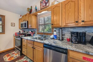 Frigorifero, microonde, forno, piano cottura