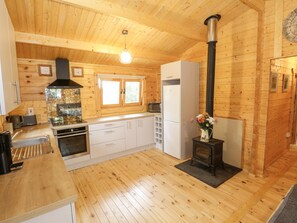 Feriehus | Privat køkken | Elkedel, brødrister, køkkentøj/tallerkener/redskaber