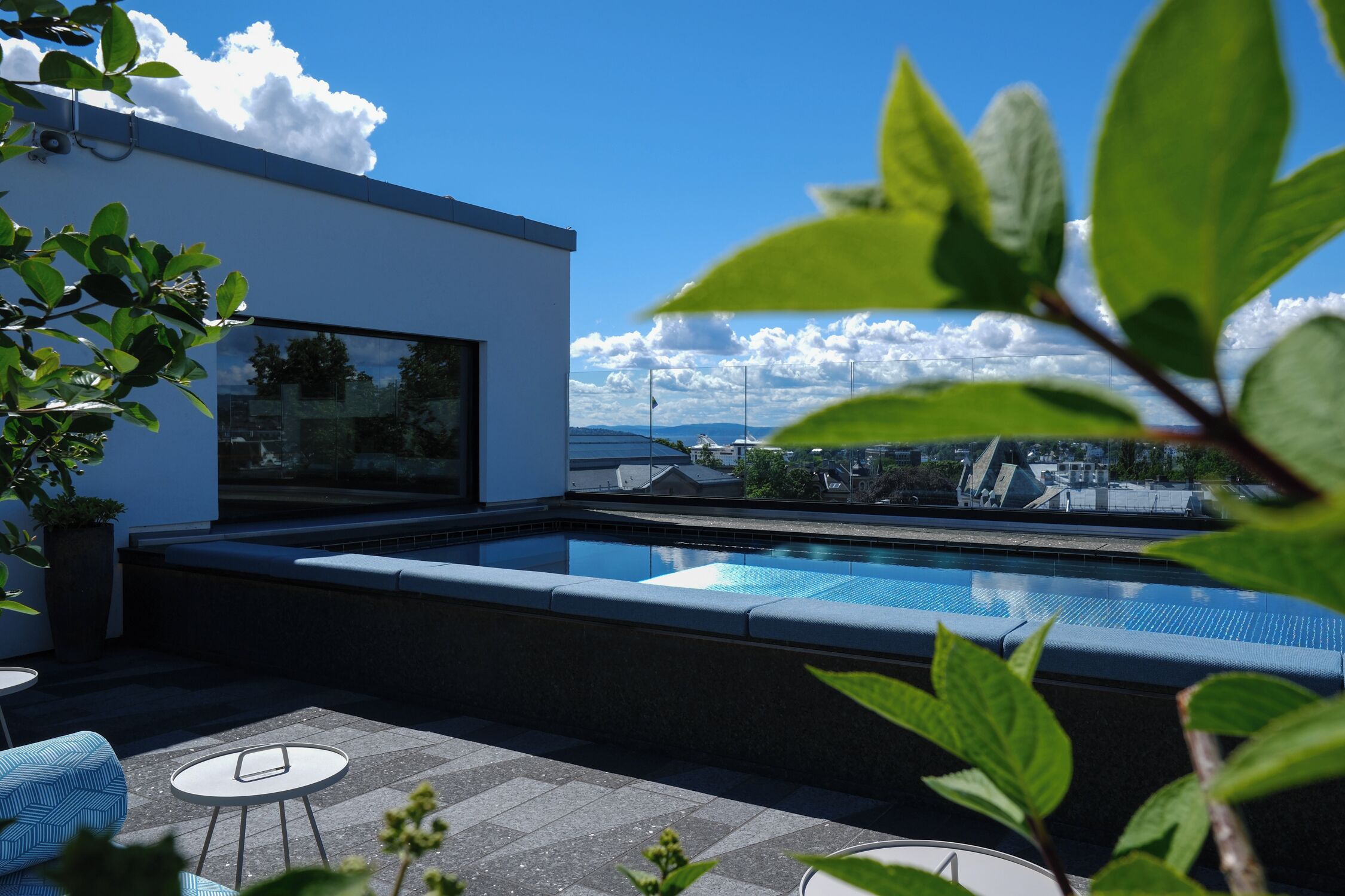 Una piscina techada, una piscina al aire libre