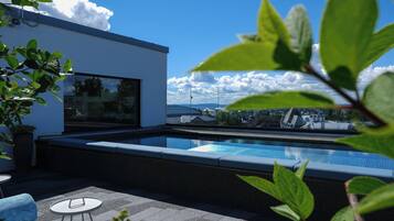 Una piscina techada, una piscina al aire libre