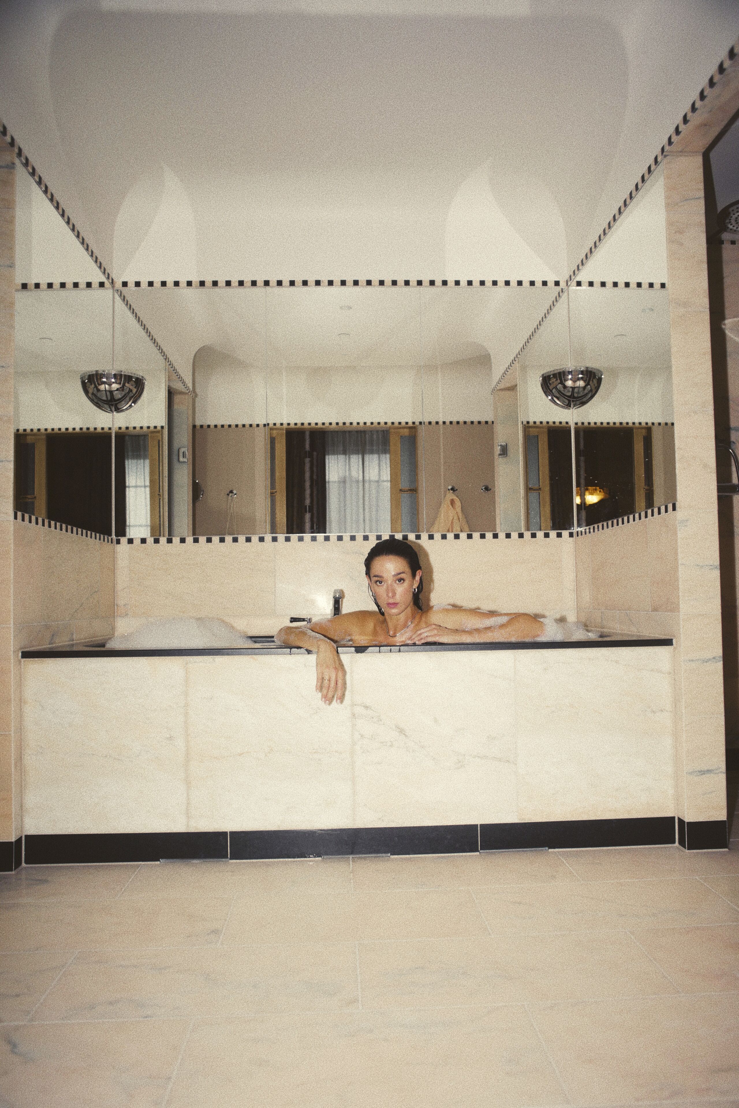 Une salle de bain avec une baignoire, un miroir et un lavabo.