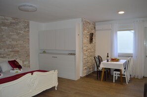1 Schlafzimmer, Reisekinderbett, kostenloses WLAN, Bettwäsche