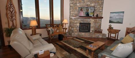 Smart TV, fireplace, stereo