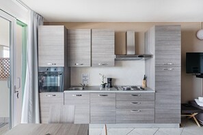 Kühlschrank, Mikrowelle, Ofen, Wasserkocher