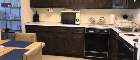 ثلاجة، ميكروويف، فرن، غسالة أطباق