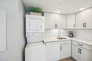 Mikrowelle, Geschirrspüler, Wasserkocher mit Kaffee-/Teezubehör, Toaster
