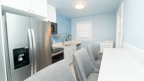 Fridge, microwave, oven, stovetop - BEACH BUNGALOW, OVERSEEING TROPICAL FLORA, 3 MINUTES WALK TO BEACH (Virginia Beach)