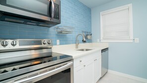 Fridge, microwave, oven, stovetop - BEACH BUNGALOW, OVERSEEING TROPICAL FLORA, 3 MINUTES WALK TO BEACH (Virginia Beach)