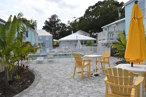 Outdoor dining - BEACH BUNGALOW, OVERSEEING TROPICAL FLORA, 3 MINUTES WALK TO BEACH (Virginia Beach)