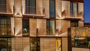 Un bâtiment moderne doté de nombreux balcons et de grandes fenêtres.