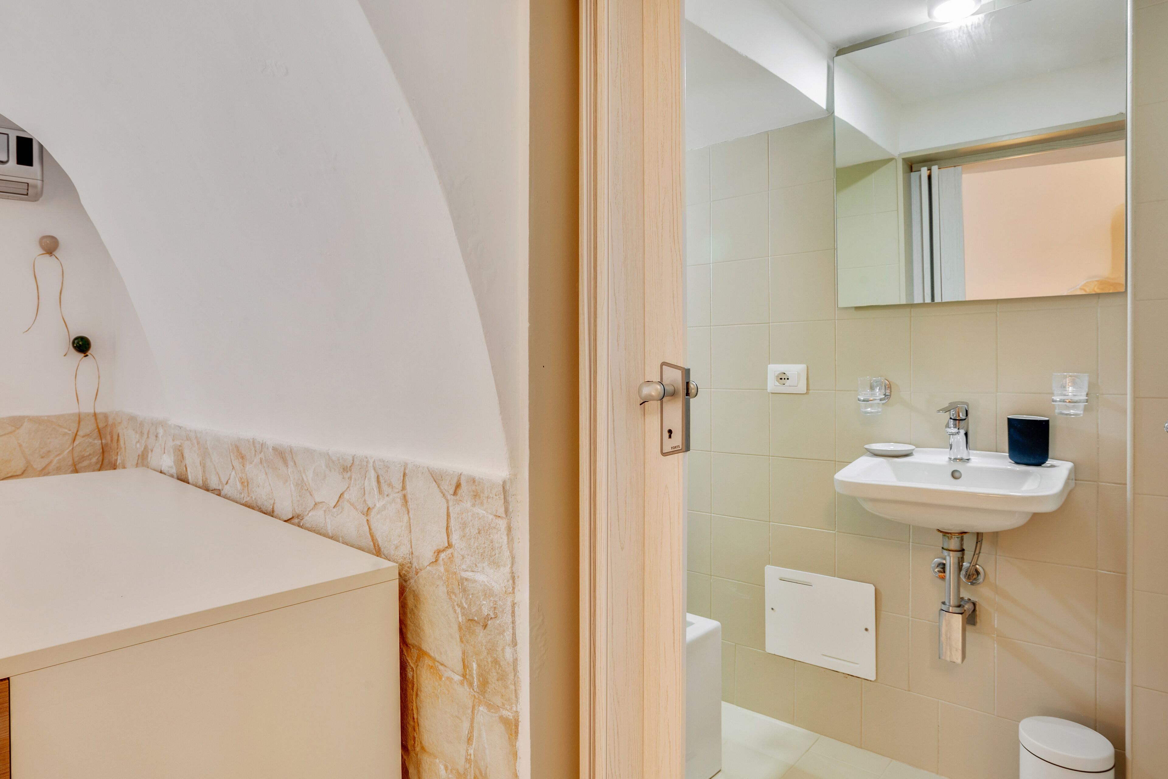 Apartament | Bany | Dutxa, capçal de dutxa tipus cascada, assecador de cabells i bidet 