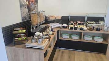Kontinental morgenmad hver dag (16.5 EUR pr. person)