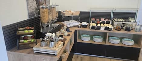 Tägliches kontinentales Frühstück (16.5 EUR pro Person)