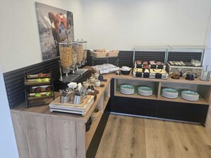 Daily continental breakfast (EUR 16.5 per person)