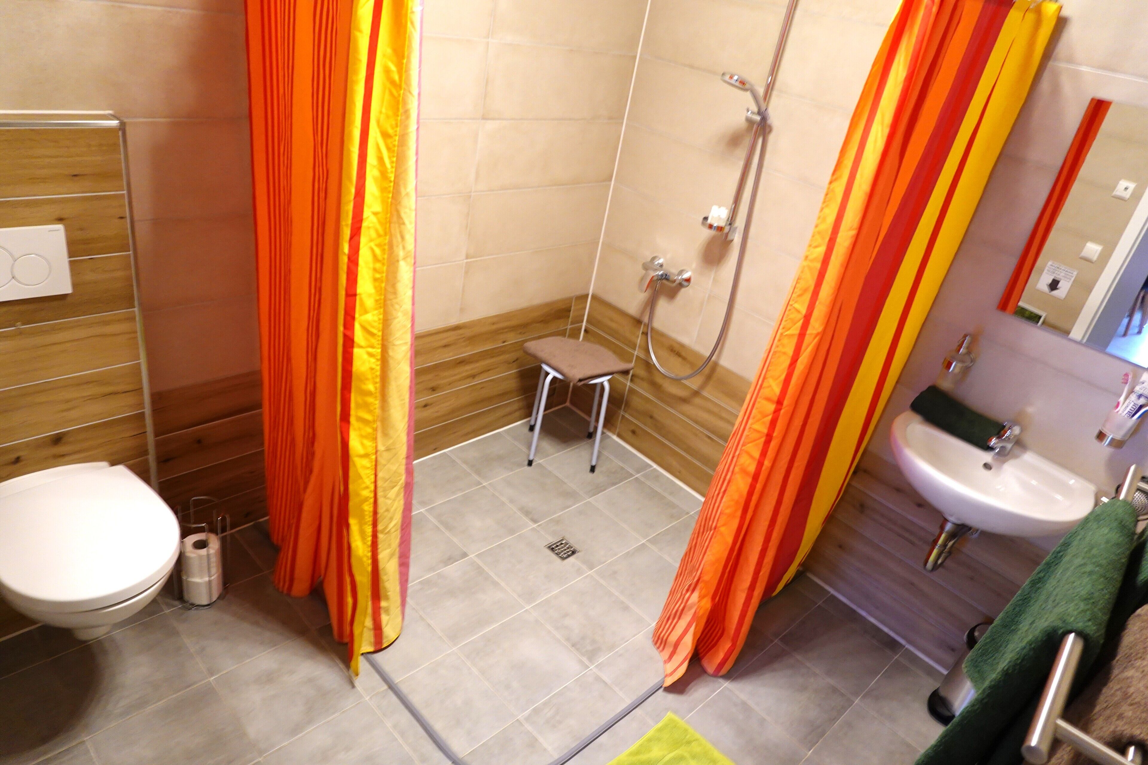 Un baño con ducha, inodoro y lavamanos.