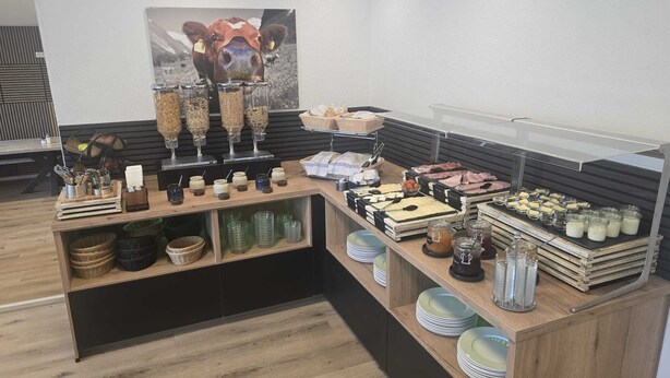 A breakfast buffet with various food items and containers. - Speedy's Bed & Breakfast (Reimerath)