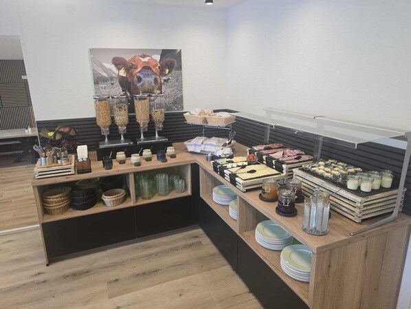 Daily continental breakfast (EUR 16.5 per person)